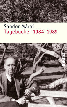 Tagebücher 1984-1989 Das Buchcover zeigt ein schwarz-weißes Foto von Sándor Márai, der sitzend vor einem Baum präsent ist. Der Hintergrund zeigt verwobene Äste, die eine natürliche Atmosphäre schaffen. Oberhalb des Bildes steht in einem weißen, klaren Rechteck der Titel „Tagebücher 1984–1989“ in roter Schrift, darunter ist der Name des Autors in kleinerer, schwarzer Schrift platziert. Das Cover vermittelt eine nachdenkliche und nostalgische Stimmung, passend zu den Inhalten des Werkes.