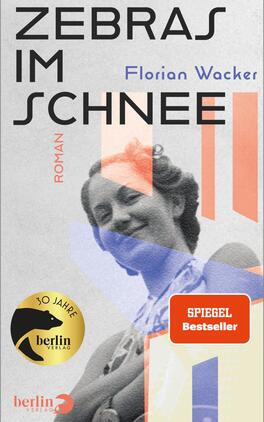Zebras im Schnee Das Buchcover zeigt eine nostalgische Schwarz-Weiß-Fotografie einer lächelnden Frau, die in einem hellen Kleid mit dunklem Hintergrund posiert. Über der Fotografie ist der Titel „Zebras im Schnee“ in großen, serifenlosen Buchstaben in Schwarz angeordnet. Darunter steht der Schriftzug „Roman“ in Rot, gefolgt von dem Autorennamen „Florian Wacker“ in einer eleganten Schrift. Am unteren Rand befindet sich ein rotes Rechteck mit dem Text „SPIEGEL Bestseller“ und ein goldenes Rundlogo mit der Aufschrift „30 Jahre berlin verlag“. Die Gestaltung vermittelt eine warme, einladende Atmosphäre.