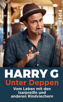 Unter Deppen Das Buchcover zeigt eine Person mit einem leicht nachdenklichen Ausdruck, die einen Hut trägt. Die Farbgebung ist lebhaft, mit tiefblauen und warmen roten Tönen. Der Titel „HARRY G“ ist in großen, weißen Buchstaben platziert, während der Untertitel „Unter Deppen“ in orangefarbener Schrift darunter steht. Der Text „Vom Leben mit den Isarpreiß’n und anderen Rindviechern“ ist ebenfalls gut lesbar. Im Hintergrund sind unscharfe Elemente einer Innenansicht zu erkennen, was eine gesellige Atmosphäre vermittelt.