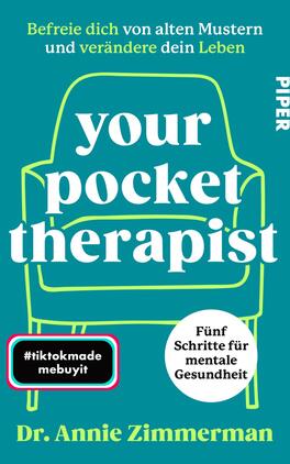 Your Pocket Therapist Das Buchcover zeigt einen hellen, türkisfarbenen Hintergrund mit einer stilisierten, weißen Stuhl-Illustration im Zentrum. Der Titel „your pocket therapist“ steht in großen, weißen Buchstaben und hebt sich markant ab. Unter dem Titel sind in einer etwas kleineren, grünen Schrift die Worte „Fünf Schritte für mentale Gesundheit“ platziert. Am unteren Rand befindet sich ein schwarzes, boxartiges Label mit dem Hashtag „#tiktokmade mebuyit“ in weißer Schrift. Der Name der Autorin, Dr. Annie Zimmermann, ist ebenfalls sichtbar.