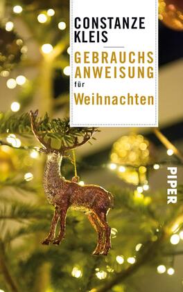 Gebrauchsanweisung für Weihnachten Das Buchcover zeigt einen festlich geschmückten Weihnachtsbaum mit goldenen und roten Ornamenten sowie glühenden Lichtern. Im Vordergrund hängt ein goldenes Rentier als Dekoration. Der Titel „GEBRAUCHSANWEISUNG für Weihnachten“ ist in auffälliger, goldfarbener Schrift auf weißem Hintergrund platziert. Der Name der Autorin „CONSTANZE KLEIS“ steht oben in Schwarz. Das Verlagslogo „PIPER“ befindet sich am unteren rechten Rand in Weiß. Die gesamte Gestaltung vermittelt eine warme, einladende Weihnachtsatmosphäre.
