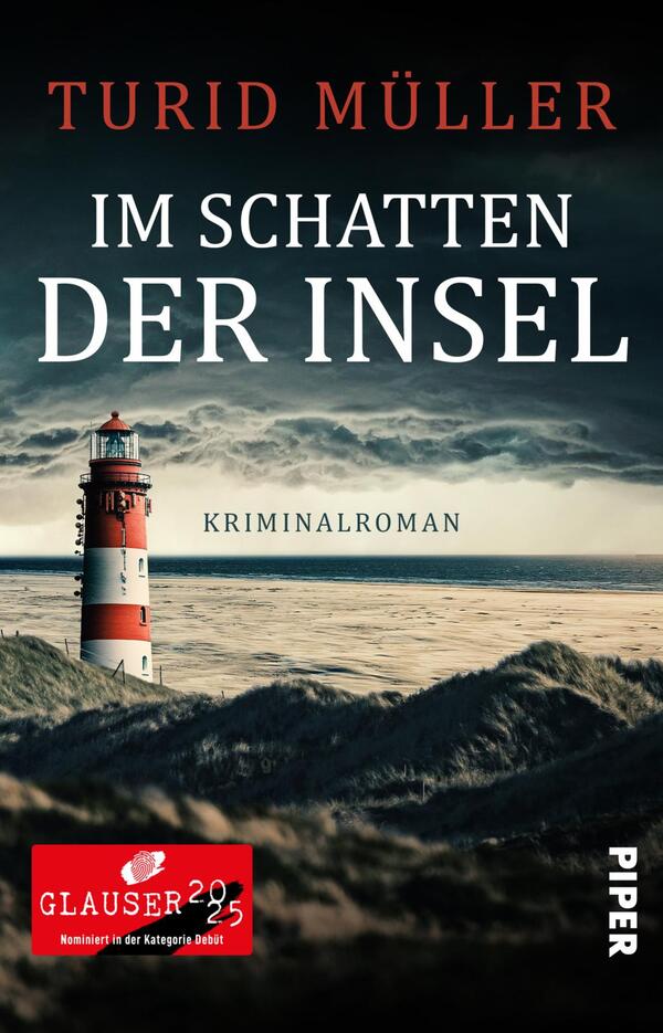 Das Buchcover zeigt einen rot-weiß gestreiften Leuchtturm an einer stürmischen Küste, umgeben von dunklem Wasser und dramatischen Wolken. Der Titel „IM SCHATTEN DER INSEL“ ist in großen weißen Buchstaben oben platziert, während der Autorennamen „TURID MÜLLER“ in leuchtendem Rot darüber steht. Unten befindet sich der Hinweis „KRIMINALROMAN“ in neutraler Schrift. Das Cover vermittelt eine spannungsgeladene und düstere Atmosphäre, passend zum Krimi-Genre. Ein rotes Logo am unteren Rand weist auf die Nominierung „Glauser 22“ hin.
