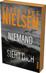 Das Buchcover zeigt einen dramatischen Küstenhorizont mit stürmischem Wetter. Im Vordergrund sind dunkle Wellen und ein grauer Himmel, während im Hintergrund eine Möwe fliegt. Der Titel „NIEMAND SIEHT DICH“ steht in großen, weißen Buchstaben, wobei das Wort „NIEMAND“ hervorhebt und in orangefarbenen Großbuchstaben gesetzt ist. Darunter befindet sich das Wort „THRILLER“ in kleinerer Schrift. Der Autor*innenname „KAREN INGE NIELSEN“ befindet sich oberhalb des Titels in orangefarbenen Buchstaben. Das Logo des Verlags „PIPER“ ist unauffällig am unteren Rand platziert.