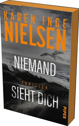 Niemand sieht dich Das Buchcover zeigt einen dramatischen Küstenhorizont mit stürmischem Wetter. Im Vordergrund sind dunkle Wellen und ein grauer Himmel, während im Hintergrund eine Möwe fliegt. Der Titel „NIEMAND SIEHT DICH“ steht in großen, weißen Buchstaben, wobei das Wort „NIEMAND“ hervorhebt und in orangefarbenen Großbuchstaben gesetzt ist. Darunter befindet sich das Wort „THRILLER“ in kleinerer Schrift. Der Autor*innenname „KAREN INGE NIELSEN“ befindet sich oberhalb des Titels in orangefarbenen Buchstaben. Das Logo des Verlags „PIPER“ ist unauffällig am unteren Rand platziert.