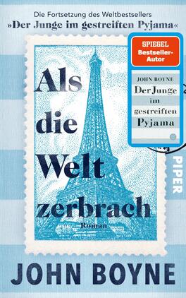 Als die Welt zerbrach Das Buchcover zeigt eine blaue Postkarte mit einem stilisierten Abbild des Eiffelturms im Hintergrund. Der Titel „Als die Welt zerbrach“ ist in kräftigem Schwarz auf das Cover gedruckt und steht zentral im Vordergrund. Daneben sind Informationen über den Autor, John Boyne, sowie Hinweise auf den vorherigen Bestseller „Der Junge im gestreiften Pyjama“ in einer schlichten Typografie zu finden. Die Gestaltung vermittelt eine nostalgische und melancholische Atmosphäre.