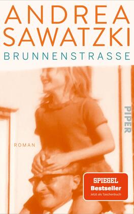 Brunnenstraße Das Buchcover zeigt eine warme, orangene Farbgestaltung, auf der eine glückliche, blonde Frau in einem roten T-Shirt auf den Schultern eines älteren Mannes sitzt. Der Titel „BRUNNENSTRASSE“ ist in einem klaren, großen, weißen Schriftzug oben platziert, während der Autor „ANDREA SAWATZKI“ in blauer Schrift darüber steht. Unten rechts befindet sich ein rotes Rechteck mit dem Text „SPIEGEL Bestseller – Jetzt als Taschenbuch“. Das Cover vermittelt eine nostalgische, familiäre Atmosphäre.