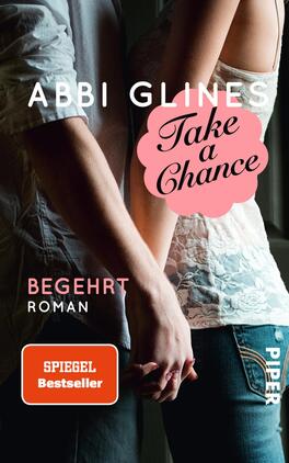 Take a Chance – Begehrt Das Buchcover zeigt zwei sich haltende Hände, denen ein romantisches Paar im Hintergrund zugeordnet ist. Die Hände befinden sich im Vordergrund und deuten auf Nähe und Verbindung hin. Der Titel „Take a Chance“ ist zentral in einer geschwungenen Schrift auf einem rosa Hintergrund platziert, während der Autorenname „Abbi Glines“ oben links in einer klaren, weißen Schrift steht. Unten links befindet sich der Hinweis „SPIEGEL Bestseller“ in einem orangefarbenen Kasten. Die Atmosphäre des Covers vermittelt eine Gefühl von Romantik und Anziehung.