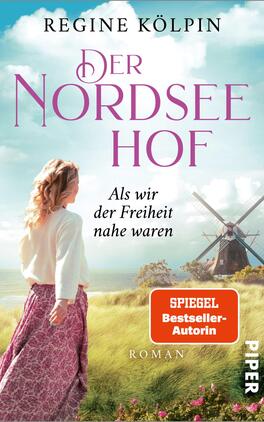 Der Nordseehof – Als wir der Freiheit nahe waren Das Buchcover zeigt eine Frau mit lockigem, rötlichem Haar, die in einem luftigen, hellen Oberteil und einem langen, gemusterten Rock vor einer malerischen Landschaft steht. Im Hintergrund sind eine Windmühle und sanfte Hügel zu sehen, unter einem klaren blauen Himmel. Der Titel „Der Nordsee Hof“ ist in eleganter, lila Schrift prominent platziert, während der Untertitel „Als wir der Freiheit nahe waren“ in kleinerer, dunklerer Schrift sichtbar ist. Unten rechts befindet sich ein orangefarbener Aufkleber mit dem Text „SPIEGEL Bestseller-Autorin“.