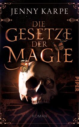 Die Gesetze der Magie Das Buchcover zeigt einen stylisierten menschlichen Schädel, umgeben von Schmetterlingen, die in lebhaften Orangetönen leuchten. Der Hintergrund ist in dunklen, mysteriösen Farbtönen gehalten, was eine geheimnisvolle Atmosphäre schafft. Der Titel „DIE GESETZE DER MAGIE“ erscheint in großen, eleganten Buchstaben, während der Autorinnenname „JENNY KARPE“ prominent oben platziert ist. Der Schriftzug „PIPER“ befindet sich in der unteren rechten Ecke.