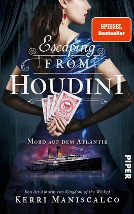 Escaping from Houdini Das Buchcover zeigt eine elegante Frau mit langen, lockigen Haaren, die ein schimmerndes, blaues Kleid trägt. Sie hält mehrere Spielkarten in der Hand, während im Hintergrund ein großes Schiff auf dem Atlantik zu sehen ist. Der Titel „Escaping from Houdini“ ist in auffälliger, geschwungener Schrift platziert, während der Untertitel „Mord auf dem Atlantik“ in einer kleineren, klaren Schrift dargestellt ist. Oben rechts befindet sich ein rotes Label mit dem Text „SPIEGEL Bestseller“. Unten links ist der Name der Autorin, Kerri Maniscalco, zu lesen, gefolgt vom Verlagsnamen „PIPER“.
