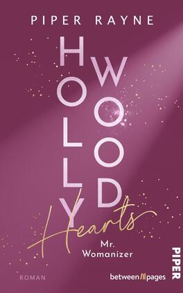 Hollywood Hearts – Mr. Womanizer Das Buchcover zeigt einen sanften lila Hintergrund, der eine romantische Atmosphäre vermittelt. Der Titel „Hollywood Hearts“ ist prominent in großen, schimmernden Buchstaben platziert, wobei „Holly“ und „wood“ in hellen Farben hervorgehoben sind. Darunter steht „Mr. Womanizer“ in einer eleganten, geschwungenen Schrift. Unten rechts befindet sich der Verlagsname „PIPER“ in weißer Schrift sowie das Label „between // pages“. Das Cover ist mit funkelnden Akzenten verziert, die den Eindruck von Glamour und Leidenschaft verstärken.