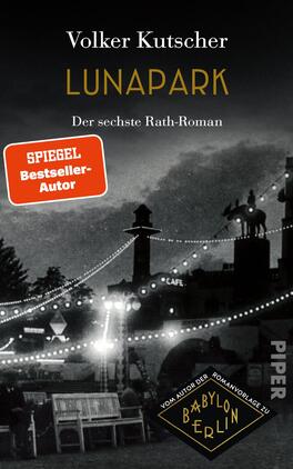 Lunapark Das Buchcover zeigt eine nostalgische Schwarz-Weiß-Darstellung des Lunaparks mit Lichtern und Ständen, die eine lebhafte Atmosphäre schaffen. Oben links befindet sich der Schriftzug „Volker Kutscher“ in goldener Schrift, gefolgt von „LUNAPARK“ in größerer, ebenfalls goldener Schrift. Darunter steht der Untertitel „Der sechste Rath-Roman“ in schlichter weißer Schrift. Auf der linken Seite ist ein rotes Kästchen mit dem Text „SPIEGEL-Bestseller-Autor“ platziert. Unten rechts ist das Verlagslogo „PIPER“ sichtbar.