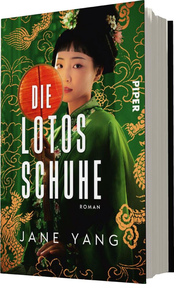 Das Buchcover zeigt eine elegante Frau in traditioneller Kleidung in einem satten Grün, die einen roten Fächer hält. Der Hintergrund ist mit floralen Mustern in Gold verziert. Der Titel „DIE LOTOS SCHUHE“ ist in auffälliger, weißer Schrift platziert, während der Autor „JANE YANG“ am unteren Rand in kleinerer Schrift steht. Die ansprechende Farbgebung und die Komposition vermitteln eine Atmosphäre von Tradition und Geheimnis.
