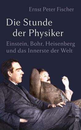 Die Stunde der Physiker Das Buchcover zeigt zwei historische Physiker in einer entspannten Pose. Die Farbgebung ist dominiert von dunklen Blau- und Grautönen, die eine nachdenkliche Atmosphäre erzeugen. Der Titel „Die Stunde der Physiker“ ist in eleganter, weißer Schrift oben platziert, gefolgt von dem Untertitel „Einstein, Bohr, Heisenberg und das Innerste der Welt“ in kleinerer Schrift. Der Autor Ernst Peter Fischer ist am unteren Rand abgedruckt.