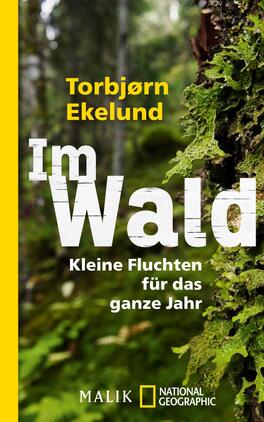 Im Wald Das Buchcover zeigt eine detailreiche, moosbedeckte Baumrinde im Vordergrund, die die natürliche Schönheit des Waldes einfängt. Der Hintergrund ist von einem dichten, grünen Wald geprägt. Oben links steht in großer, gelber Schrift der Titel „Im Wald“, darunter in weißer Schrift der Untertitel „Kleine Fluchten für das ganze Jahr“. Der Autorennamen, Torbjørn Ekelund, ist in prägnanter Schrift oberhalb des Titels platziert. Die Farbkombination aus Grün, Gelb und Weiß vermittelt eine frische und einladende Atmosphäre.