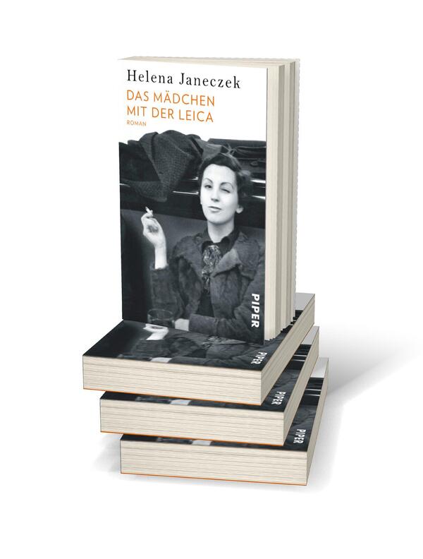 Bücherstapel des Buches „Das Mädchen mit der Leica“