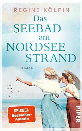Das Seebad am Nordseestrand Das Buchcover zeigt zwei Frauen in historischer Strandkleidung mit Strohhüten und Sonnenschirm am Sandstrand, eine deutet aufs Meer; im Hintergrund pastellhimmel, bläuliches Meer und fliegende Möwen. Oben steht Autorin REGINE KÖLPIN in roten Großbuchstaben; zentrales Titelmotiv „Das SEEBAD am NORDSEE STRAND“ in großen türkisen Serifbuchstaben, darunter klein „ROMAN“. Unten links ein oranger Button mit weißer Aufschrift „SPIEGEL Bestseller-Autorin“. Stimmung: nostalgisch und ruhig.