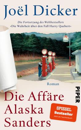 Die Affäre Alaska Sanders Das Buchcover zeigt eine nostalgische Tankstelle in der Dämmerung, umgeben von Bäumen. Die Farben sind sanft und warm, mit einem großen roten Schriftzug „Die Affäre Alaska Sanders“ in einer klaren, modernen Typografie. Darunter steht in kleinerer Schrift „Roman“ und darüber der Name des Autors, „Joël Dicker“, sowie ein Hinweis auf die Fortsetzung des Bestsellers. Ein orangefarbener Button in der unteren rechten Ecke trägt den Text „SPIEGEL Bestseller – Jetzt als Taschenbuch“.