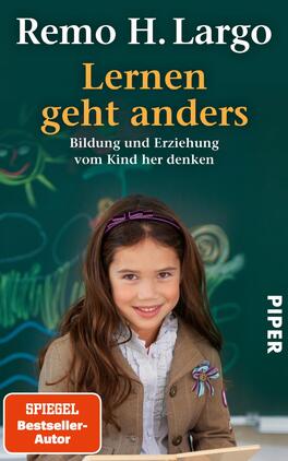 Lernen geht anders Das Buchcover zeigt ein Porträt eines lächelnden Mädchens mit langen, braunen Haaren, das einen grauen Blazer und ein weißes Oberteil trägt. Der Hintergrund ist grün mit bunter Kreidezeichnung einer Sonne. Der Titel „Lernen geht anders“ in großen, orangefarbenen Buchstaben hebt sich auffällig ab. Darunter steht der Untertitel „Bildung und Erziehung vom Kind her denken“ in kleinerer, weißer Schrift. Oben links ist der Autorenname Remo H. Largo in schwarzer Schrift vermerkt, und unten links ist das Logo „SPIEGEL Bestseller-Autor“ zu sehen. Das Verlagslogo „PIPER“ befindet sich in der unteren rechten Ecke.