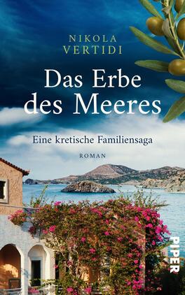 Das Erbe des Meeres – Eine kretische Familiensaga Das Buchcover zeigt eine malerische Küstenlandschaft mit blauem Himmel und klaren Gewässern. Im Vordergrund sind blühende Bougainvillea und ein olivenbaumgrüner Zweig sichtbar. In der oberen Mitte steht der Titel „Das Erbe des Meeres“ in eleganter, weißer Typografie. Darunter befindet sich der Untertitel „Eine kretische Familiensaga“ in kleinerer Schrift. Der Name der Autorin Nikola Vertidi ist oben in prominenter Schrift platziert. Das Cover vermittelt eine einladende, mediterrane Atmosphäre.