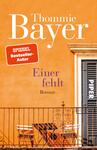 Das Buchcover zeigt eine warme, orangene Wand im Hintergrund, vor der eine elegante Balkon-Szene abgebildet ist. Ein schwarzes Tor mit dem Schriftzug „PIPER“ ist gut sichtbar. In der oberen linken Ecke befindet sich ein rotes Feld mit der Aufschrift „SPIEGEL-Bestseller-Autor“. Der Titel „Einiger fehlt“ ist in einer geschwungenen, lila Schriftart platziert, darunter steht in kleinerer Schrift „Roman“. Die Gesamtatmosphäre vermittelt auf eine einladende und sonnige Stimmung.