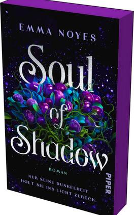 Soul of Shadow Das Buchcover zeigt eine tiefschwarze Hintergrundfarbe, die mit funkelnden, lila und blauen Sternen versehen ist. Im Vordergrund sind üppige, grüne Pflanzen mit lila Blüten dargestellt. Der Titel „Soul of Shadow“ ist in geschwungener, weißer Schrift mittig platziert, während der Autorenname „Emma Noyes“ oben in schlichter, heller Schrift steht. Unten findet sich der Text „Roman“ sowie das Wort „PIPER“ in heller Schrift. Die Atmosphäre ist mystisch und geheimnisvoll.