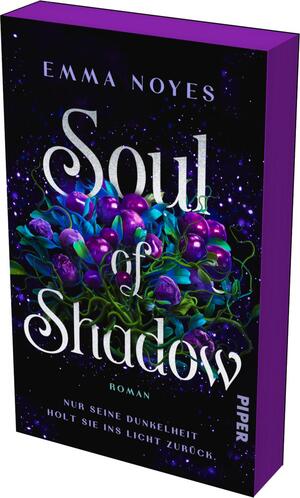Das Buchcover zeigt eine tiefschwarze Hintergrundfarbe, die mit funkelnden, lila und blauen Sternen versehen ist. Im Vordergrund sind üppige, grüne Pflanzen mit lila Blüten dargestellt. Der Titel „Soul of Shadow“ ist in geschwungener, weißer Schrift mittig platziert, während der Autorenname „Emma Noyes“ oben in schlichter, heller Schrift steht. Unten findet sich der Text „Roman“ sowie das Wort „PIPER“ in heller Schrift. Die Atmosphäre ist mystisch und geheimnisvoll.