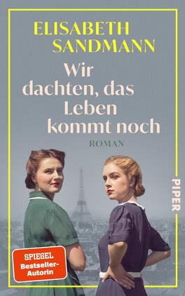 Wir dachten, das Leben kommt noch Das Buchcover zeigt zwei Frauen in nostalgischer Kleidung, die sich freundlich zusehen. Die linke Frau trägt ein grünes Kleid und hat eine lockige Frisur, die rechte Frau trägt ein blaues Kleid. Der Hintergrund ist verschwommen und zeigt eine Stadtansicht mit einem markanten Wahrzeichen. In großen, hellen Buchstaben steht der Titel „Wir dachten, das Leben kommt noch“ über dem Bild, während der Autorenname „Elisabeth Sandmann“ in Gelb hervorgehoben ist. Der Verweis auf den „SPIEGEL Bestseller-Autor“ befindet sich in einer roten Box.
