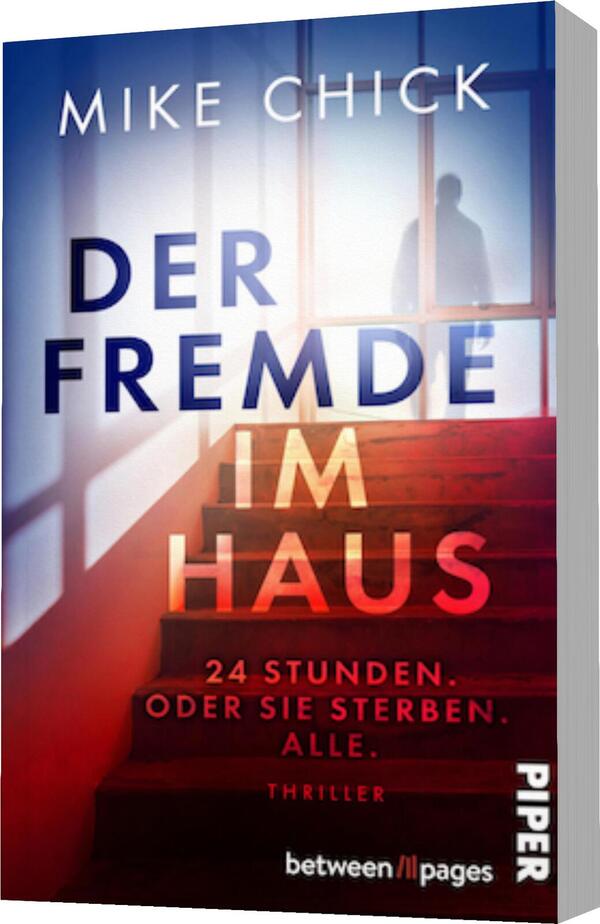 Das Buchcover zeigt einen grün-blauen Farbverlauf, der in der oberen Hälfte in ein zartes Licht übergeht. Im Vordergrund sind eine Treppe und der Silhouettenumriss einer Person zu sehen, die gegen das Licht steht. Der Titel „DER FREMDEN IM HAUS“ ist in großen, kräftigen Buchstaben in einem mix aus Blau und Orange gesetzt, während der Untertitel „24 Stunden. Oder sie sterben. Alle.“ in kleinerer Schrift darunter angeordnet ist. Der Autor „MIKE CHICK“ steht oben in weiß. Das Cover vermittelt eine spannende, düstere Atmosphäre, die zum Thriller-Genre passt.