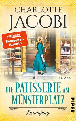 Die Patisserie am Münsterplatz – Neuanfang Das Buchcover zeigt eine elegante Frau in einem grünen Kleid, die vor einer Patisserie steht. Im Hintergrund sind gläserne Vitrinen mit kunstvollen Torten und Gebäck zu sehen. Der obere Bereich des Covers ist in einem sanften Gelb gehalten, während der Titel „DIE PATISSERIE AM MÜNSTERTPLATZ“ in großer, geschwungener, türkisfarbener Schrift erscheint. Unter dem Titel befindet sich das Wort „Neuanfang“. In der oberen linken Ecke steht der Name der Autorin, „CHARLOTTE JACOBI“, in schwarzer, markanter Schrift. Ein rotes Label mit der Aufschrift „SPIEGEL Bestseller-Autorin“ ergänzt die Gestaltung.