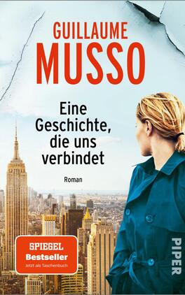 Eine Geschichte, die uns verbindet Das Buchcover zeigt eine stilisierte Stadtsilhouette mit dem ikonischen Empire State Building. Im Vordergrund ist eine Frau mit kurzem, blondem Haar in einem blauen Mantel zu sehen, die nachdenklich in die Ferne blickt. Der Hintergrund ist in sanften Blautönen gehalten und vermittelt eine melancholische Atmosphäre. Der Titel „GUILLAME MUSSO“ ist in großen, weißen Buchstaben hervorgehoben, während der Untertitel „Eine Geschichte, die uns verbindet“ in schwarzer Schrift darunter steht. Ein rotes Feld mit dem Text „SPIEGEL Bestseller“ befindet sich in der unteren linken Ecke.
