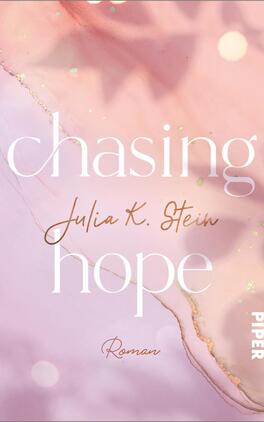 Chasing Hope Das Buchcover zeigt einen sanften, pastellfarbenen Hintergrund in Rosatönen, der durch goldene Akzente belebt wird. Im Vordergrund steht der Titel „chasing hope“ in einer eleganten, modernen Schrift, wobei „hope“ besonders betont ist. Darunter befindet sich der Name der Autorin „Julia K. Stein“ in schlichter Schrift. Am unteren Rand ist das Wort „Roman“ in kleinerer Schriftgröße platziert. Die Gesamtatmosphäre des Covers vermittelt einen Eindruck von Hoffnung und Leichtigkeit.