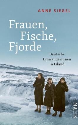 Frauen, Fische, Fjorde Das Buchcover zeigt drei Frauen in dunkler Kleidung, die sich vor einer winterlichen, schneebedeckten Landschaft mit Fjorden aufstellen. Der Himmel ist hellblau, was einen kalten, aber klaren Eindruck vermittelt. In der oberen Mitte steht der Titel „Frauen, Fische, Fjorde“ in weißer Schrift, darüber der Autorennamen „Anne Siegel“ in roter Schrift. Unter dem Titel befindet sich der Untertitel „Deutsche Einwanderinnen in Island“ in grauer Schrift. Die Atmosphäre des Covers vermittelt eine Verbindung zur Natur und die Geschichte der Einwanderer.