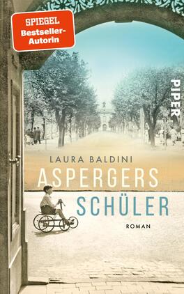 Aspergers Schüler Das Buchcover zeigt einen nostalgischen, sepiafarbenen Hintergrund mit einer historischen Stadtansicht, die von Bäumen gesäumt ist. Im Vordergrund sitzt ein Junge auf einem Fahrrad und blickt in Richtung der Allee. In der oberen linken Ecke befindet sich ein rotes Label mit der Aufschrift „SPIEGEL-Bestseller-Autorin“. Die Schriftart des Titels „ASPERGERS SCHÜLER“ ist in einem modernen, klaren Typografie-Stil gehalten und hebt sich in einem helleren Blau ab. Der Name der Autorin, Laura Baldini, steht darüber. Das Cover vermittelt eine retro-inspirierte, nachdenkliche Atmosphäre.