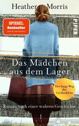 Das Mädchen aus dem Lager – Der lange Weg der Cecilia Klein Das Buchcover zeigt eine weibliche Figur von hinten, die einen langen, dunkelbraunen Rock und einen hellblauen Pulli trägt. Die Szenerie ist mit einem sanften, neutralen Hintergrund gestaltet. Oben links befindet sich ein rotes, rechteckiges Etikett mit der Aufschrift „SPIEGEL Bestseller – Jetzt als Taschenbuch“. Der Titel „Das Mädchen aus dem Lager“ ist in großen, weißen Buchstaben deutlich lesbar und wird von einem grauen Streifen umrahmt. Unten rechts ist ein gelber, runder Button mit dem Text „Der lange Weg der Cecilia Klein“, der die Geschichte näher beschreibt.