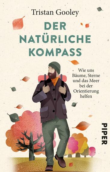 Das Buchcover zeigt einen mit Rucksack und Wanderstöcken ausgestatteten Mann in einem herbstlichen Wald. Er trägt eine graue Jacke, eine orangefarbene Mütze und einen Schal. Um ihn herum sind stilisierte, farbenfrohe Bäume in Rot-, Gelb- und Grüntönen abgebildet, die eine warme Atmosphäre erzeugen. Der Titel „DER NATÜRLICHE KOMPASS“ steht in großer, grüner Schrift am oberen Rand, darunter folgt der Untertitel „Wie uns Bäume, Sterne und das Meer bei der Orientierung helfen“. Am unteren Rand befindet sich das Verlagslogo „PIPER“.