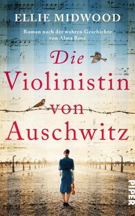 Die Violinistin von Auschwitz Das Buchcover zeigt eine Frau mit braunen Haaren, die in einem blauen Kleid an einem Stacheldrahtzaun steht und eine Geige hält. Im Hintergrund sind Notenblätter und ein sanfter Himmel zu sehen, während zwei Vögel über ihr fliegen. Der Titel „Die Violinistin von Auschwitz“ ist in großen, roten Buchstaben prominent platziert. Darunter steht in kleinerer Schrift „Roman nach der wahren Geschichte von Alma Rosé“. Das Cover vermittelt eine ernste, aber auch hoffnungsvolle Atmosphäre.