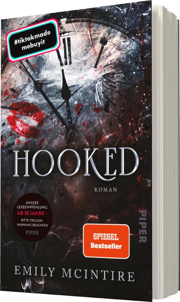Das Buchcover zeigt einen dunklen Hintergrund, in dem sich eine zerbrochene Uhr befindet, umgeben von blutroten Spritzern. Der Titel „HOOKED“ ist in großen, silbernen Buchstaben prominent platziert, während der Untertitel „Roman“ kleiner darunter steht. Oben links befindet sich ein Hinweis auf eine TikTok-Empfehlung. Unten links ist ein rotes Label mit der Aufschrift „SPIEGEL Bestseller“ abgebildet. Der Name der Autorin, Emily McIntire, steht in weißer Schrift unten auf dem Cover.