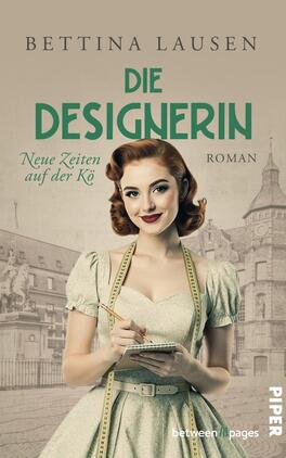 Neue Zeiten auf der Kö – Die Designerin Das Buchcover zeigt eine junge Frau mit lockigem, rotem Haar in einem eleganten, pastellgrünen Kleid. Sie hält einen Notizblock in der Hand und lächelt, während sie in die Kamera blickt. Im Hintergrund ist eine historische Gebäudestruktur zu sehen. Der Titel „DIE DESIGNERIN“ ist in großen, matten grünen Buchstaben geschrieben, darunter steht „Neue Zeiten auf der Kö“ in kleinerer, grauer Schrift. Die Atmosphäre vermittelt ein Gefühl von Nostalgie und Kreativität.