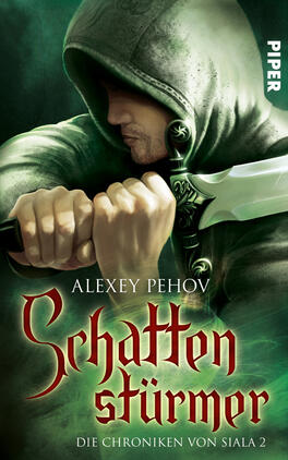 Schattenstürmer Das Buchcover zeigt einen geheimnisvollen, mit einer Kapuze bedeckten Mann, der ein schimmerndes Schwert in der Hand hält. Die dominante Farbe des Covers ist ein tiefes Grün, das durch dunkle Schatten und lichteffekte verstärkt wird, was eine düstere und spannungsgeladene Atmosphäre erzeugt. Der Titel „Schattenstürmer“ ist in auffälliger roter Schrift mit geschwungenen, künstlerischen Elementen gestaltet. Darunter steht in kleinerer Schrift „Die Chroniken von Siala 2“ und der Name des Autors, Alexey Pehov.