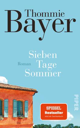 Sieben Tage Sommer Das Buchcover zeigt einen klaren blauen Himmel als Hintergrund, vor dem ein orangefarbenes Gebäude mit großen Fenstern und einem Dachvorsprung dargestellt ist. In der oberen Hälfte steht der Name des Autors „Thommie Bayer“ in auffälliger, schwarzer Schrift. Darunter folgt der Titel „Sieben Tage Sommer“ in weißer, leichter Schrift, ergänzt durch das Wort „Roman“. Unten links befindet sich der Hinweis „SPIEGEL Bestseller“ in einer rechteckigen Box. Das Gesamtdesign vermittelt eine sommerliche, einladende Atmosphäre.