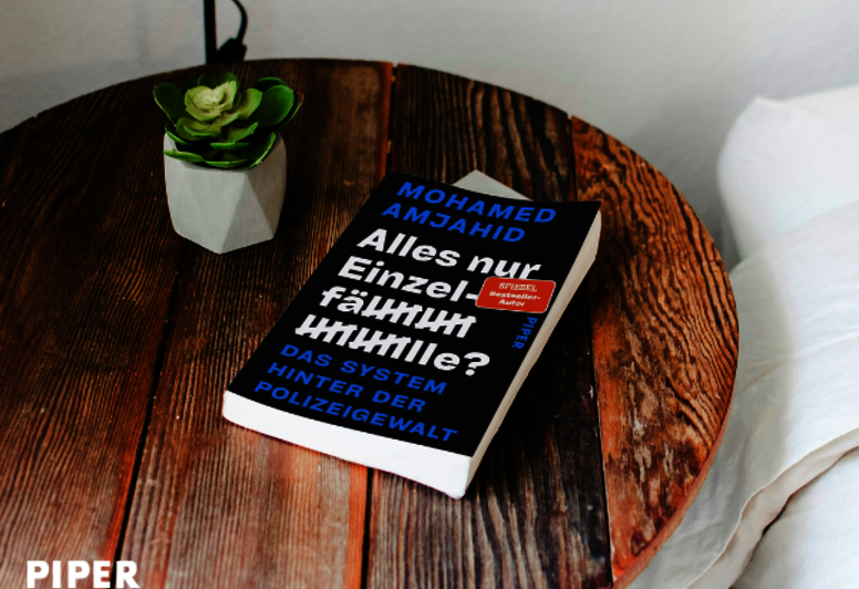 Da Buch „Alles nur Einzelfälle?“ auf einem Nachttisch