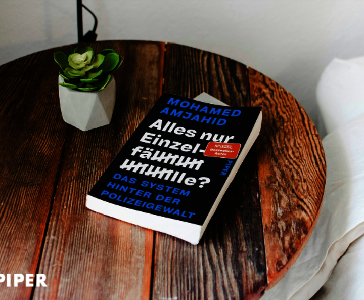 Da Buch „Alles nur Einzelfälle?“ auf einem Nachttisch