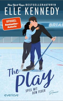 The Play – Spiel mit dem Feuer Das Buchcover zeigt ein farbenfrohes und dynamisches Bild von zwei jungen Erwachsenen, die sich auf einer Eishockeyfläche umarmen. Die Frau trägt ein hellblaues Oberteil, die Hose ist grau, während der Mann in einem schwarzen Shirt und blauen Hosen gekleidet ist. Der Titel „The Play“ ist in einer verspielten Schriftart in Blau gehalten und hebt sich vom Hintergrund ab, ebenso wie der Untertitel „Spiel mit dem Feuer“ in einer schlichten Schriftart. Der Hinweis „New York Times Bestsellerautorin“ und „SPIEGEL Bestseller-Autorin“ sind prominent in roter und schwarzer Schrift platziert. Die gesamte Komposition vermittelt eine lebendige und romantische Atmosphäre.
