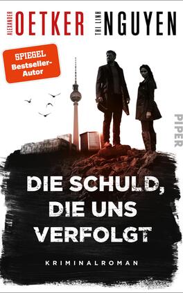 Die Schuld, die uns verfolgt Das Buchcover zeigt eine düstere Szenerie, in der im Vordergrund zwei Protagonisten stehen: ein Mann und eine Frau, beide in Schwarz gekleidet. Hinter ihnen ist der Fernsehturm von Berlin sichtbar, umgeben von grauen Wolken und fliegenden Vögeln. Der Titel „DIE SCHULD, DIE UNS VERFOLGT“ ist in auffälliger, weißer Schrift unterhalb der Figuren platziert, darunter steht „KRIMINALROMAN“. Oben links ist ein rotes Kästchen mit dem Text „SPIEGEL Bestseller-Autor“ zu sehen.