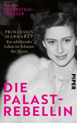 Die Palast-Rebellin Das Buchcover zeigt ein Porträt von Prinzessin Margaret in Schwarz-Weiß, umgeben von einem flauschigen, weißen Schal. Ihre freundliche, lächelnde Ausstrahlung steht im Kontrast zum dunklen Hintergrund. Der Titel „DIE PALAST-REBELIN“ ist in auffälliger, pinker Schrift am linken Rand platziert. Unter dem Titel steht in kleinerer Schrift der Untertitel „Ein schillerndes Leben im Schatten der Queen“. Der Name der Autorin Karin Feuerstein-Prasser befindet sich oben auf dem Cover.