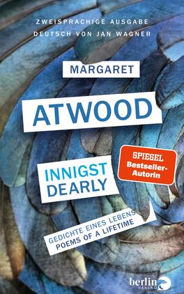 Innigst/ Dearly Das Buchcover zeigt eine künstlerische Anordnung von blauen und grünen Blattstrukturen, die eine organische und natürliche Atmosphäre vermitteln. Im Vordergrund steht der Titel „Inningst Dearly“ in weißer Schrift auf einem blauen Rechteck, darunter der Zusatz „Gedichte eines Lebens – Poems of a Lifetime“ in kleinerer, grauer Schrift. Der Autorinnennamen „Margaret Atwood“ ist in kräftigen, weißen Buchstaben präsentiert. Rechts oben befindet sich ein rotes Kästchen mit dem Text „SPIEGEL Bestseller-Autorin“.
