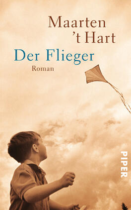 Der Flieger Das Buchcover zeigt einen einfühlsamen Rückblick auf die Kindheit, dargestellt durch einen Jungen, der einen Drachen in die Höhe steigen lässt. Der Himmel ist in sanften Grautönen gehalten, was eine nostalgische Stimmung erzeugt. Der Titel „Der Flieger“ ist in einer eleganten, hellblauen Schriftart gestaltet, während der Autorenname Maarten ’t Hart darüber in dunklerer Schrift steht. Am unteren Rand ist das Verlagssignet „PIPER“ in weißer Schrift zu sehen.