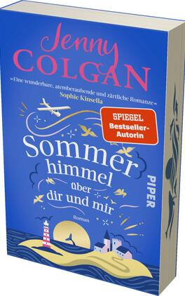 Sommerhimmel über dir und mir Das Buchcover zeigt einen leuchtend blauen Hintergrund, der an einen klaren Sommertag erinnert. In der oberen Hälfte ist der Titel „Sommerhimmel über dir und mir“ in großen, weißen Buchstaben platziert, wobei das Wort „Sommerhimmel“ in geschwungener Schrift hervorgehoben ist. Der Name der Autorin, Jenny Colgan, steht in kräftigem Pink oberhalb des Titels. Unten auf dem Cover sind stilisierte maritime Motive mit einem Leuchtturm und Booten sichtbar. Ein rotes Etikett mit dem Text „SPIEGEL Bestseller-Autorin“ ergänzt das Design.