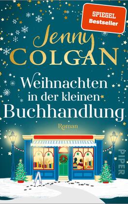 Weihnachten in der kleinen Buchhandlung Das Buchcover zeigt eine winterliche Szene vor einer kleinen Buchhandlung. Die Fassade der Buchhandlung ist in Blau gehalten, mit weißen Fenstern und einem roten Dach. Zwei grüne Weihnachtsbäume flankieren den Eingang, der mit Lichtern geschmückt ist. Der Hintergrund ist in einem tiefen Blau und mit weißen Schneeflocken sowie goldenen Sternen verziert. Der Titel „Weihnachten in der kleinen Buchhandlung“ ist in eleganter, weißer Schrift gestaltet, während der Name der Autorin „Jenny Colgan“ in goldenen Buchstaben darüber prangt. Oben rechts befindet sich ein rotes Label mit der Aufschrift „SPIEGEL Bestseller“.